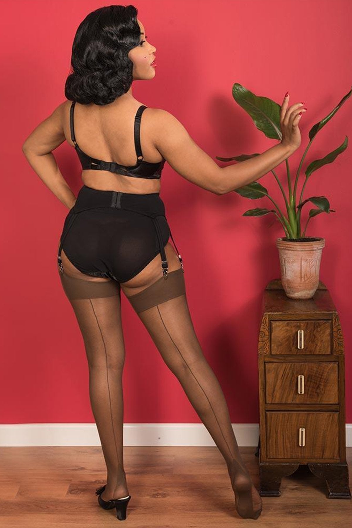 What Katie Did UK Contrast seamed stockings in brown and coffee back seam. Works well for a variety of skin tones. Perfect to pull together an authentic vintage pin up style look. Wear with a garter belt as there is no silicone band. - The Proper Pinup